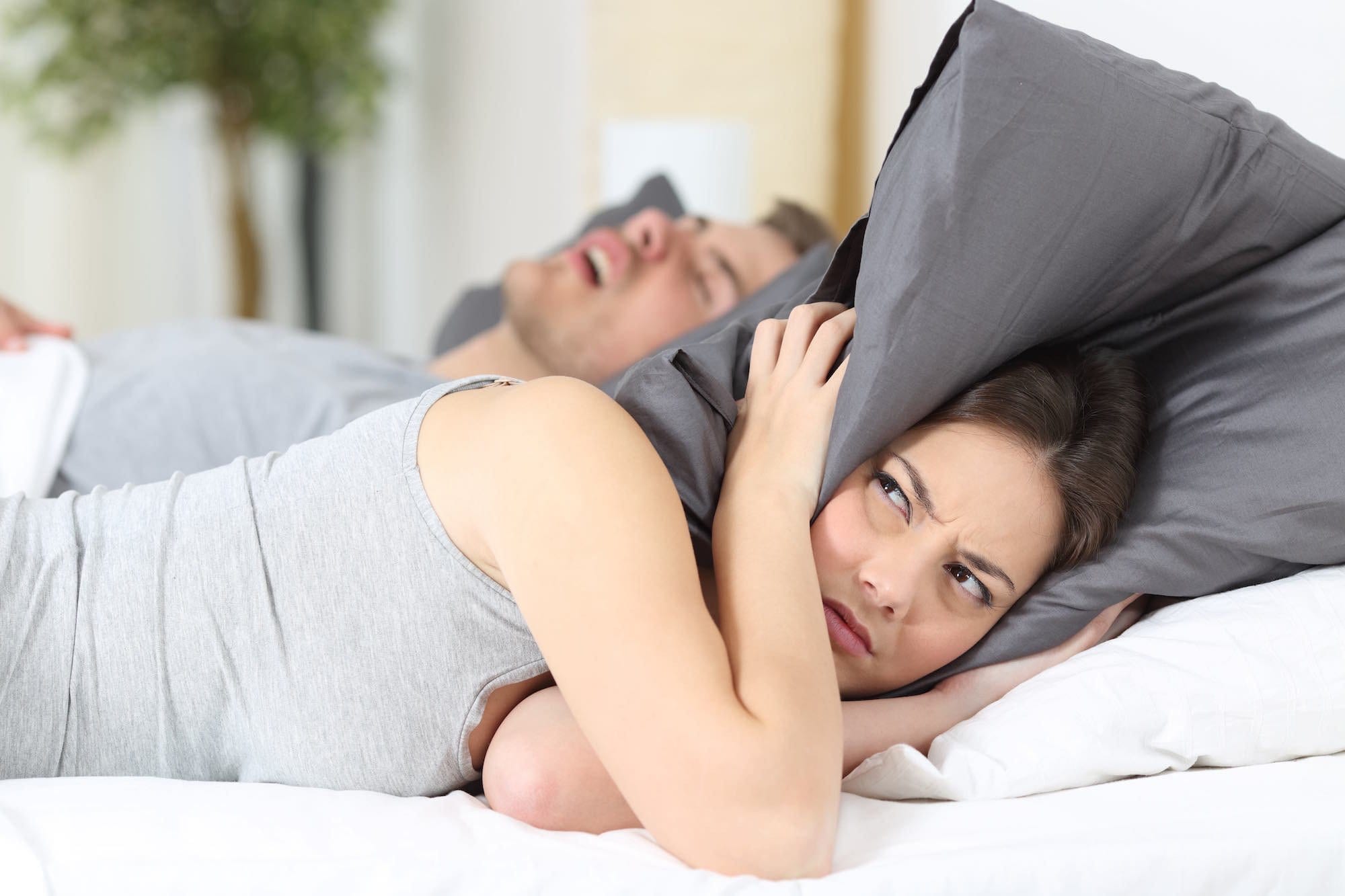 Snoring and relationship guide by www.dailysleep.org